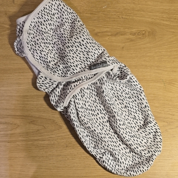 SwaddleMe White and Black Swaddle Blanket - Picture 1 of 3